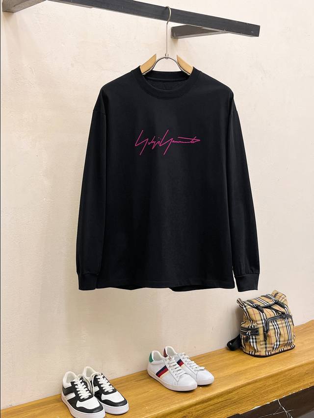 Y-3 2025早秋Aw新品，时尚休闲圆领长袖T恤，专柜同步有售，原单狠货，进口原版面料，工艺极度复杂，视觉相当雅致时髦，高贵而优雅，从主体面料到细节工艺，彰显