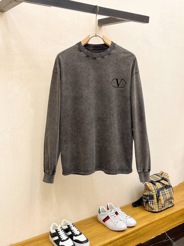 华伦天奴 2025秋季新款长袖，采用洗水纯棉270克，亲肤舒适！版型漂亮百搭款！Logo设计别具一格，背后Logo设计显得潮流大气，专柜尺码：M-Xxxl