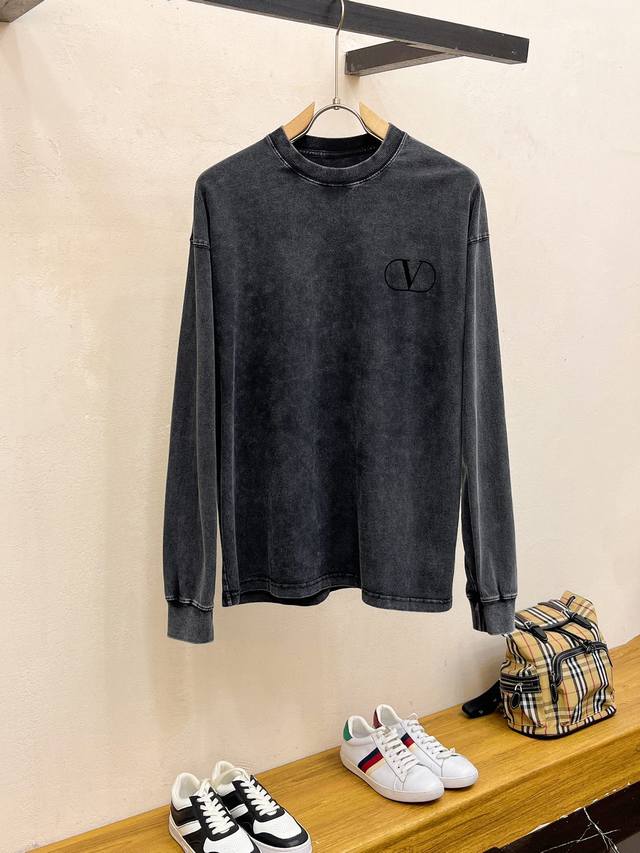 华伦天奴 2025秋季新款长袖，采用洗水纯棉270克，亲肤舒适！版型漂亮百搭款！Logo设计别具一格，背后Logo设计显得潮流大气，专柜尺码：M-Xxxl