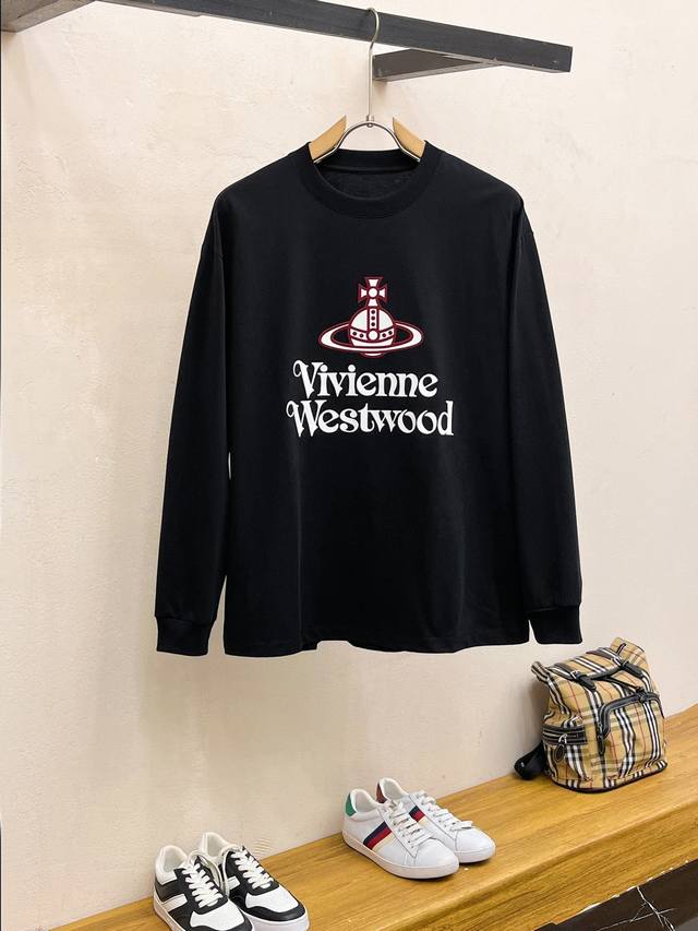 西太后 2025早秋Aw新品，时尚休闲圆领长袖T恤，专柜同步有售，原单狠货，进口原版面料，工艺极度复杂，视觉相当雅致时髦，高贵而优雅，从主体面料到细节工艺，彰显