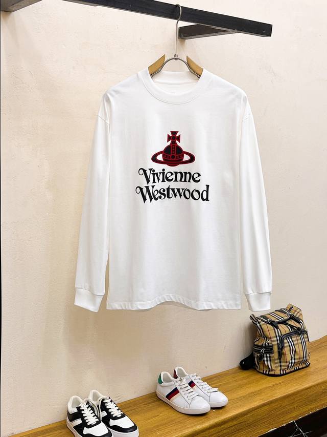 西太后 2025早秋Aw新品，时尚休闲圆领长袖T恤，专柜同步有售，原单狠货，进口原版面料，工艺极度复杂，视觉相当雅致时髦，高贵而优雅，从主体面料到细节工艺，彰显