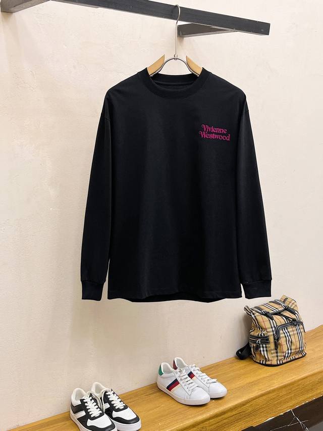 西太后 2025早秋Aw新品，时尚休闲圆领长袖T恤，专柜同步有售，原单狠货，进口原版面料，工艺极度复杂，视觉相当雅致时髦，高贵而优雅，从主体面料到细节工艺，彰显