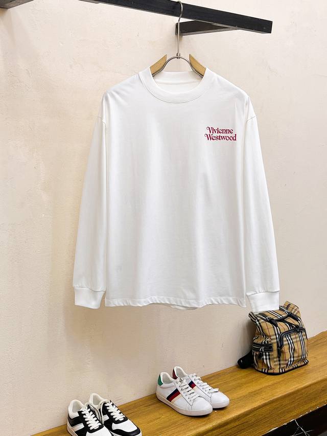 西太后 2025早秋Aw新品，时尚休闲圆领长袖T恤，专柜同步有售，原单狠货，进口原版面料，工艺极度复杂，视觉相当雅致时髦，高贵而优雅，从主体面料到细节工艺，彰显