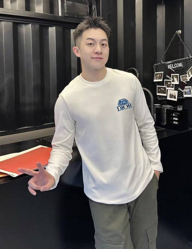 顶级颜值担当！Dior迪奥25S新款莫代尔长袖T恤 迪奥Dior Stone系列长袖T恤，背后撞色Logo融合石头岛元素，超有辨识度当季颜值担当.撞色色彩品牌字