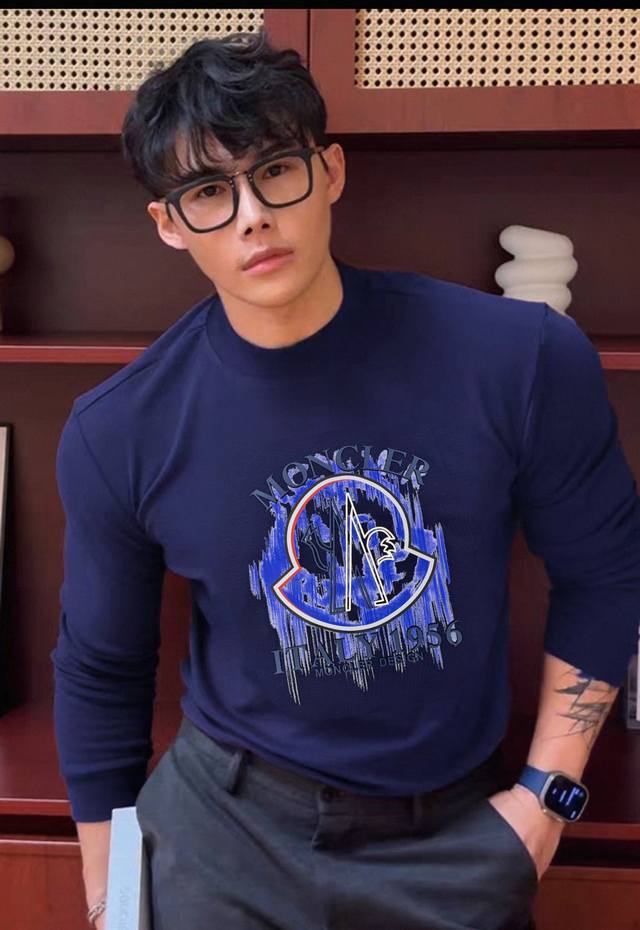 Moncler蒙口25S新款莫代尔长袖T恤新品Moncler涂鸦印花T恤，正面印有品牌经典Logo和“Italy 1956”字样，街头感十足。随便搭配休闲裤或运