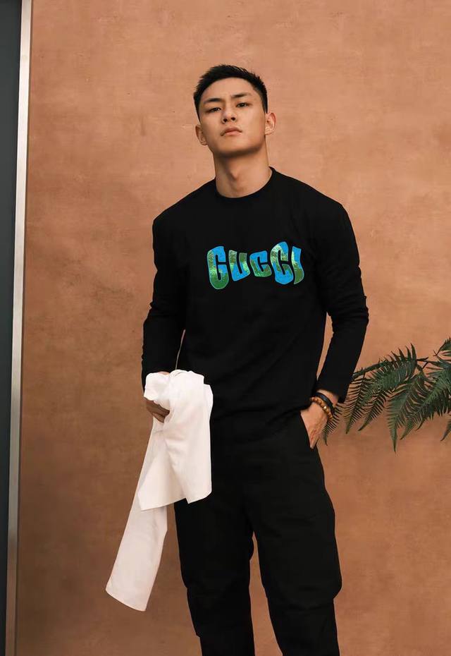 Gucc*古-齐25S新品莫代尔长袖T恤.非常趣味的即视感！！！胸前经典多彩徽标费时费工，双层烫画工艺.每一件都是难得的高品。优选300G莫代尔面料.舒适柔软.