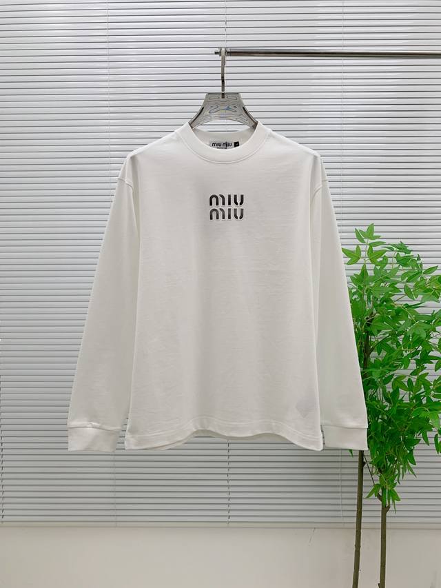 Miu Miu 高端定制 2025秋冬新款首发专柜最新款长袖打底单穿400克纯棉重工凹凸图案设计 领子袖子螺纹设计 高端订制 设计前卫时尚！品牌Logo重工艺设