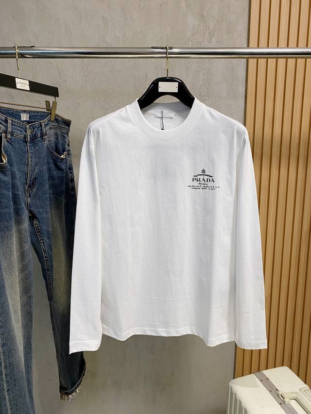 高版本 普拉达 2025新款经典圆领长袖 时尚百搭经典元素打造精致工艺专柜面料，顶级元素融合打造，经典短袖3标齐全，潮男时尚，无论是上身舒适度还是都是无可比拟的