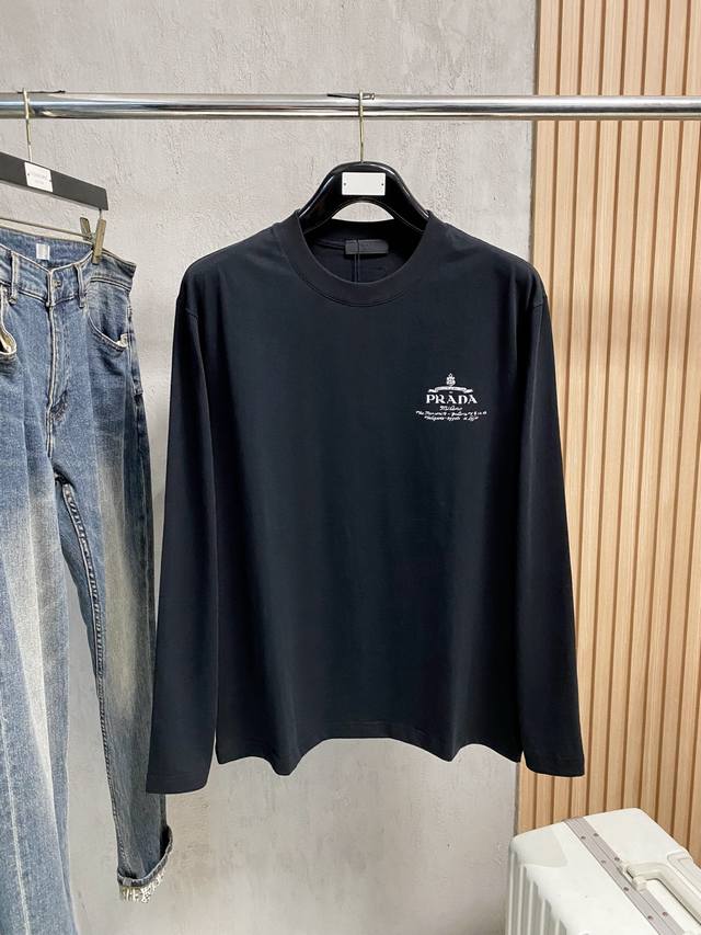 高版本 普拉达 2025新款经典圆领长袖 时尚百搭经典元素打造精致工艺专柜面料，顶级元素融合打造，经典短袖3标齐全，潮男时尚，无论是上身舒适度还是都是无可比拟的