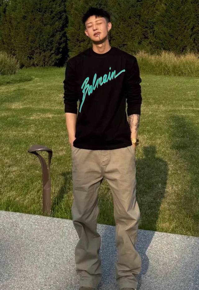 Balmain*巴尔曼25S新款莫代尔长袖T恤基础款的领军人物.胸口经典字母大图形3D立体烫画！绿色呈现高温定型压花.干净清爽简单大方.不限年龄的单品推荐 常规