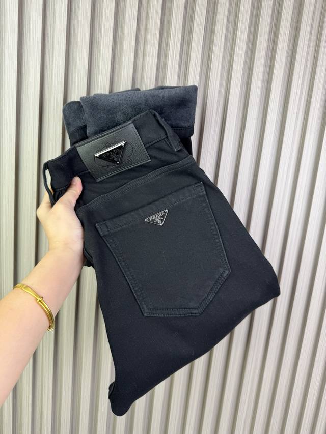 普拉达2025秋冬男士加绒牛仔裤新品！非常保暖定制面料和一般牛仔布料比起来，更加柔软舒适！手感舒适，细腻透气所有的五金品牌Logo都是专模定做，材质都是选最好的