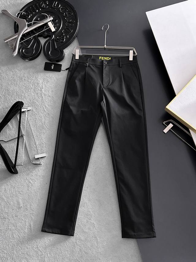 Fend‘’休闲裤 西裤 新款 秋冬厚款 高级定制秋冬裤子专用面料 定制原版五金 重工工艺打造 车工走线精细 定制面料 柔软舒适 质感显著 辅料精美 上身效果超