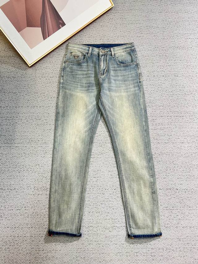 Arman‘’男士牛仔裤，官宣画册海报穿搭款！ 客供高级进口的丹宁原色面料，特选日本冈山纯正13Oz 盎司灯芯绒布料，重磅环保植物酵素水洗工艺，肌理有着淡淡的复