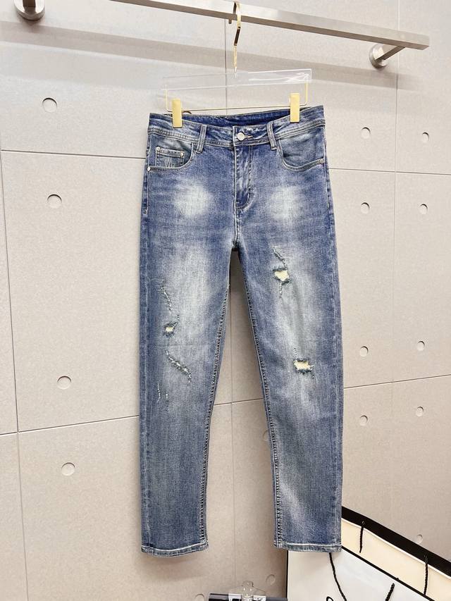 蒙‘’男士丹宁牛仔裤，官宣画册海报穿搭款！ 客供高级进口的丹宁原色面料，特选日本冈山纯正13Oz 盎司牛仔布料，重磅环保植物酵素水洗工艺，肌理有着淡淡的复古色彩