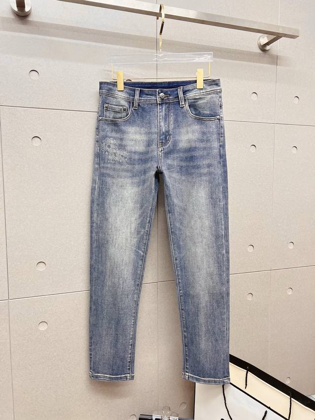 克罗‘’男士丹宁牛仔裤，官宣画册海报穿搭款！ 客供高级进口的丹宁原色面料，特选日本冈山纯正13Oz 盎司牛仔布料，重磅环保植物酵素水洗工艺，肌理有着淡淡的复古色