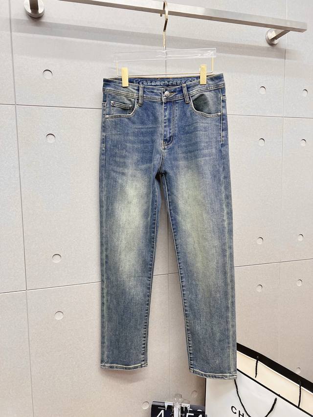 克罗‘’男士丹宁牛仔裤，官宣画册海报穿搭款！ 客供高级进口的丹宁原色面料，特选日本冈山纯正13Oz 盎司牛仔布料，重磅环保植物酵素水洗工艺，肌理有着淡淡的复古色