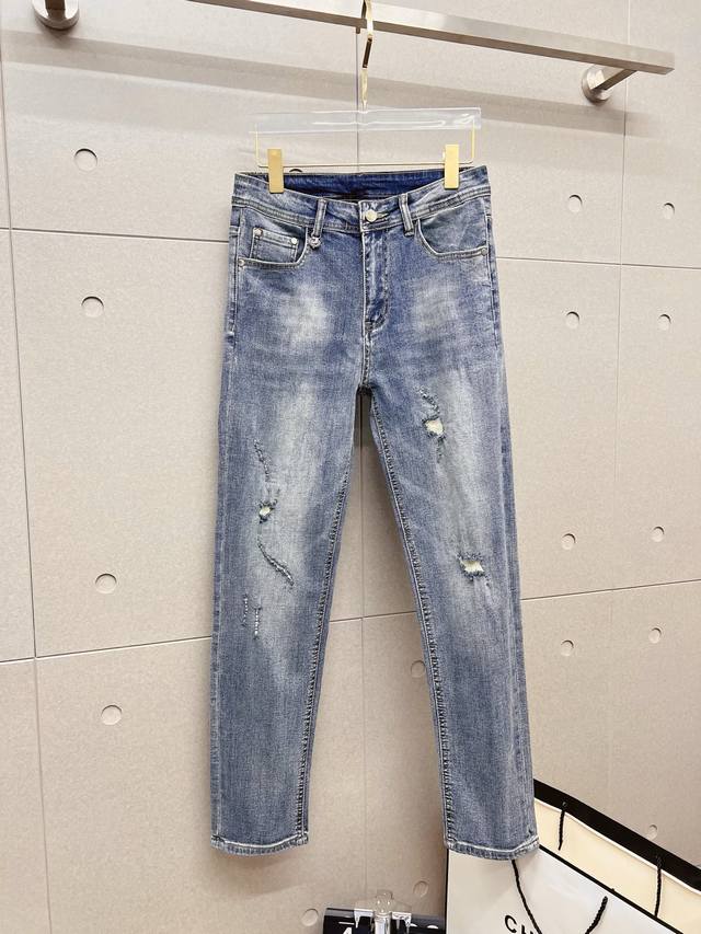 Lp 男士丹宁牛仔裤，官宣画册海报穿搭款！ 客供高级进口的丹宁原色面料，特选日本冈山纯正13Oz 盎司牛仔布料，重磅环保植物酵素水洗工艺，肌理有着淡淡的复古色彩