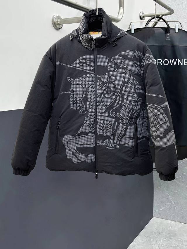 巴宝莉 三标齐全 新款棉服加棉加厚夹克外套，秀场新品品相非常完美，舒适保暖，色泽饱满诱人，非常出彩的设计，轻松将时髦感进阶，做工极为考究严谨，走线工整细致！大牌