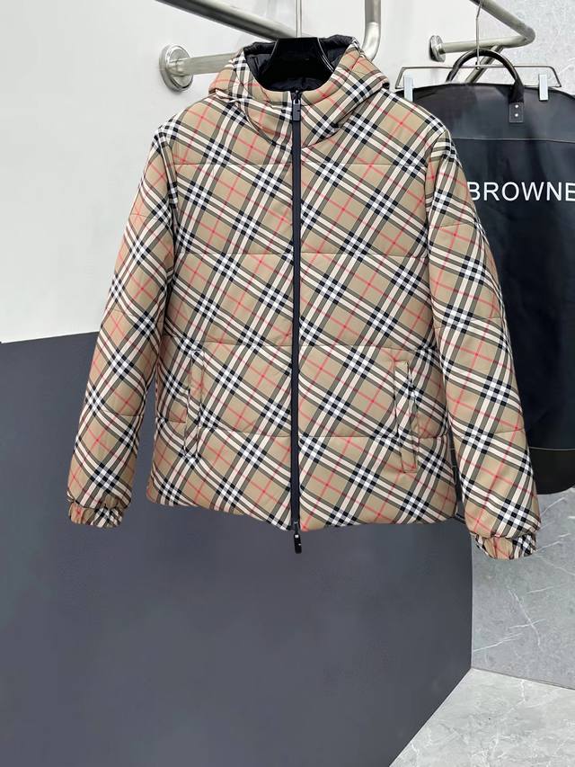 巴宝莉 三标齐全 新款棉服加棉加厚夹克外套，秀场新品品相非常完美，舒适保暖，色泽饱满诱人，非常出彩的设计，轻松将时髦感进阶，做工极为考究严谨，走线工整细致！大牌