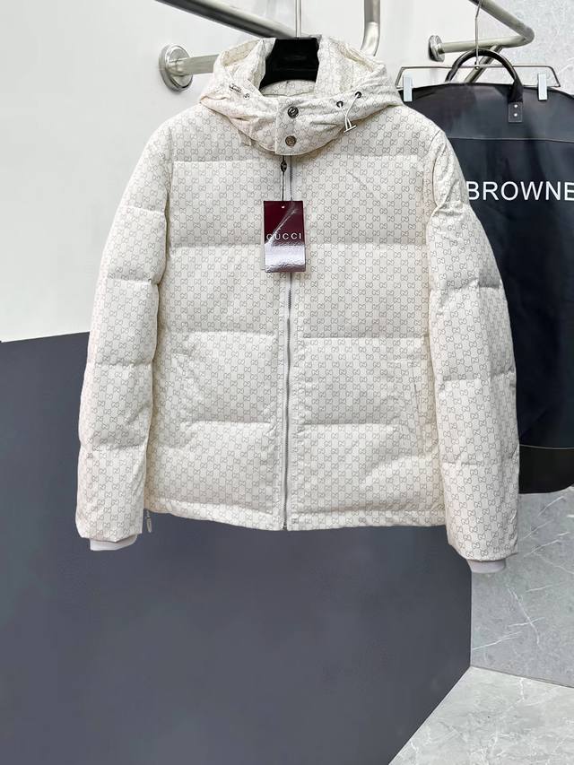 古驰 官网款新款羽绒服。这款号称羽绒服届最高端的，全部90绒的三标齐全带着经典的Logo组合搭配，第一眼看到就是满满的视觉冲击，保暖性能更出色，轻便不厚重，且压