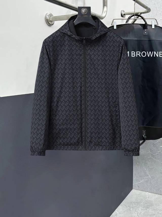 阿玛尼 高品质2025春季新款夹克外套，秀场新品品相非常完美，记忆面料舒适保暖，三标齐全，色泽饱满诱人，非常出彩的设计，轻松将时髦感进阶，做工极为考究严谨，走线