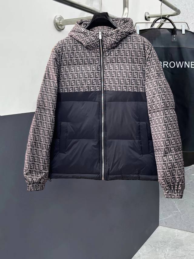 芬迪 官网款新款羽绒服。这款号称羽绒服届最高端的，全部90绒的三标齐全带着经典的Logo组合搭配，第一眼看到就是满满的视觉冲击，保暖性能更出色，轻便不厚重，且压