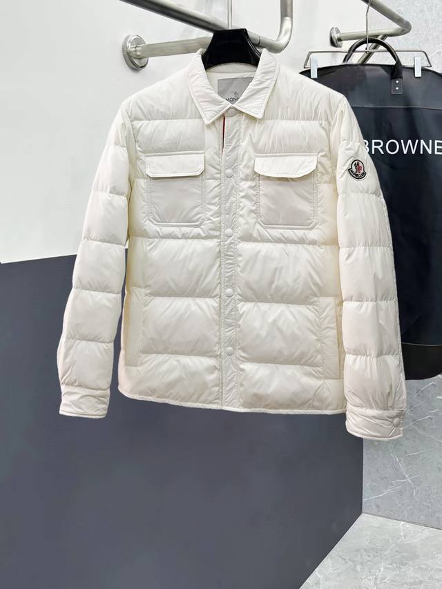 蒙口 官网款新款羽绒服。这款号称羽绒服届最高端的，全部90绒的三标齐全带着经典的Logo组合搭配，第一眼看到就是满满的视觉冲击，保暖性能更出色，轻便不厚重，且压