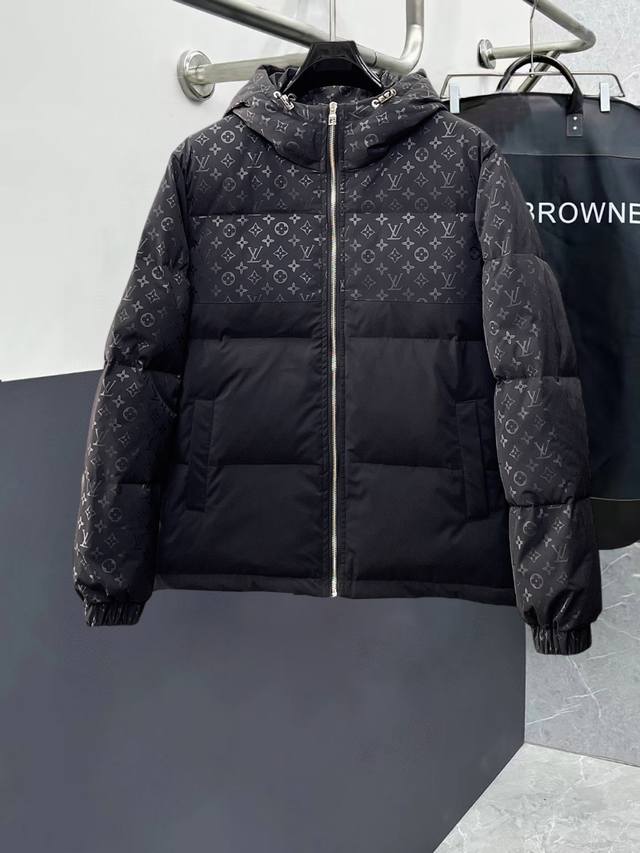路易威登Lv 官网款新款羽绒服。这款号称羽绒服届最高端的，全部90绒的三标齐全带着经典的Logo组合搭配，第一眼看到就是满满的视觉冲击，保暖性能更出色，轻便不厚