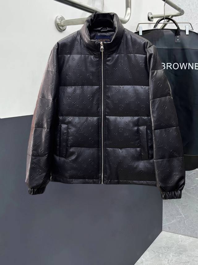 路易威登Lv 官网款新款羽绒服。这款号称羽绒服届最高端的，全部90绒的三标齐全带着经典的Logo组合搭配，第一眼看到就是满满的视觉冲击，保暖性能更出色，轻便不厚