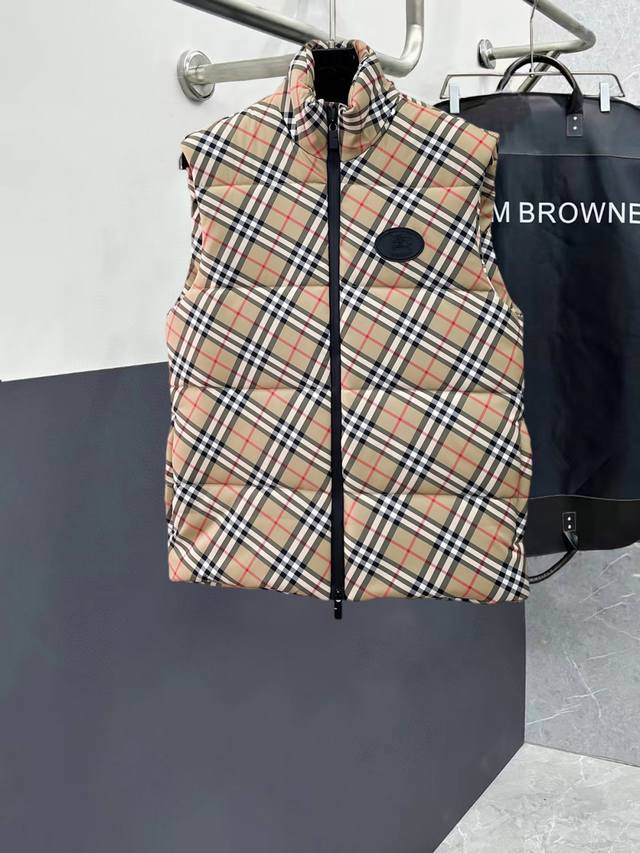 巴宝莉 三标齐全 新款羽绒夹棉棉服外套，秀场新品品相非常完美，舒适保暖，色泽饱满诱人，非常出彩的设计，轻松将时髦感进阶，做工极为考究严谨，走线工整细致！大牌设计