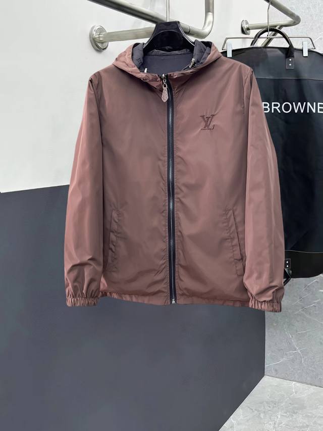 路易威登Lv 高品质2025春季新款夹克外套，秀场新品品相非常完美，记忆面料舒适保暖，三标齐全，色泽饱满诱人，非常出彩的设计，轻松将时髦感进阶，做工极为考究严谨