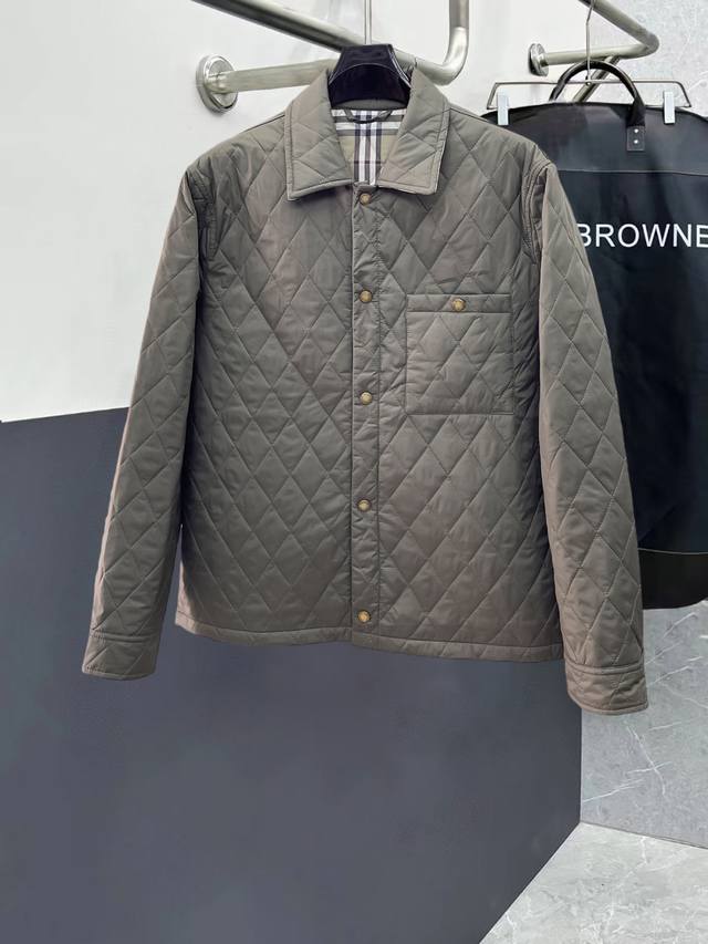 巴宝莉 三标齐全 新款羽绒夹棉棉服外套，秀场新品品相非常完美，舒适保暖，色泽饱满诱人，非常出彩的设计，轻松将时髦感进阶，做工极为考究严谨，走线工整细致！大牌设计