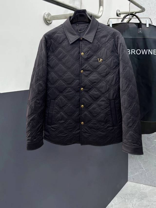 范思哲 三标齐全 新款羽绒夹棉棉服外套，秀场新品品相非常完美，舒适保暖，色泽饱满诱人，非常出彩的设计，轻松将时髦感进阶，做工极为考究严谨，走线工整细致！大牌设计