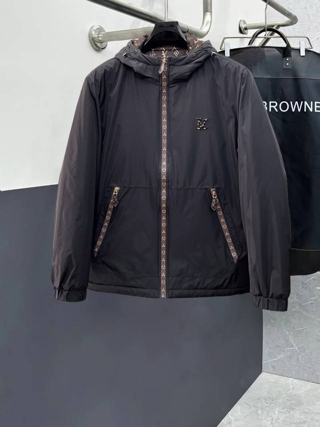 路易威登Lv 三标齐全 新款羽绒夹棉棉服外套，秀场新品品相非常完美，舒适保暖，色泽饱满诱人，非常出彩的设计，轻松将时髦感进阶，做工极为考究严谨，走线工整细致！大