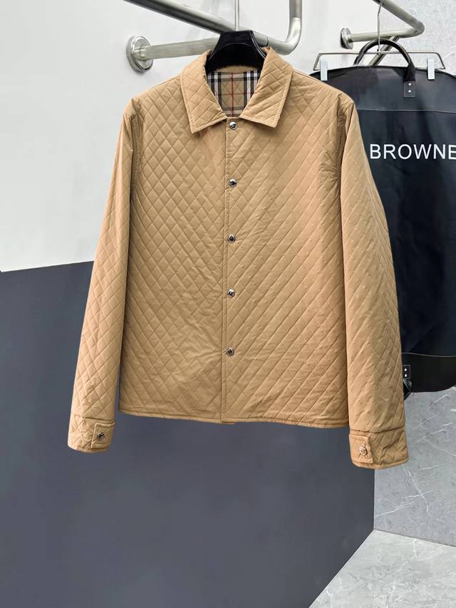 巴宝莉 三标齐全 新款羽绒夹棉棉服外套，秀场新品品相非常完美，舒适保暖，色泽饱满诱人，非常出彩的设计，轻松将时髦感进阶，做工极为考究严谨，走线工整细致！大牌设计