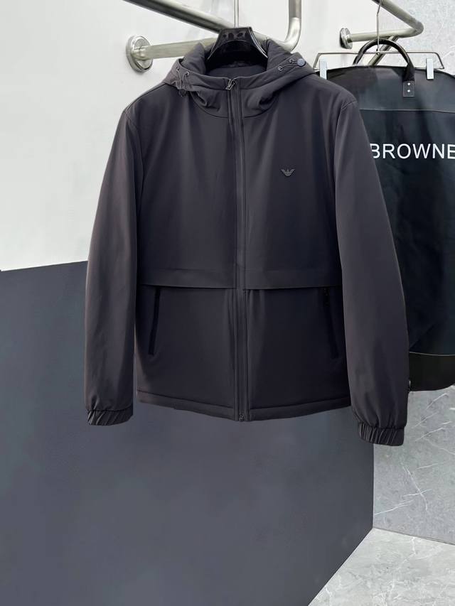 阿玛尼 三标齐全 新款羽绒夹棉棉服外套，秀场新品品相非常完美，舒适保暖，色泽饱满诱人，非常出彩的设计，轻松将时髦感进阶，做工极为考究严谨，走线工整细致！大牌设计