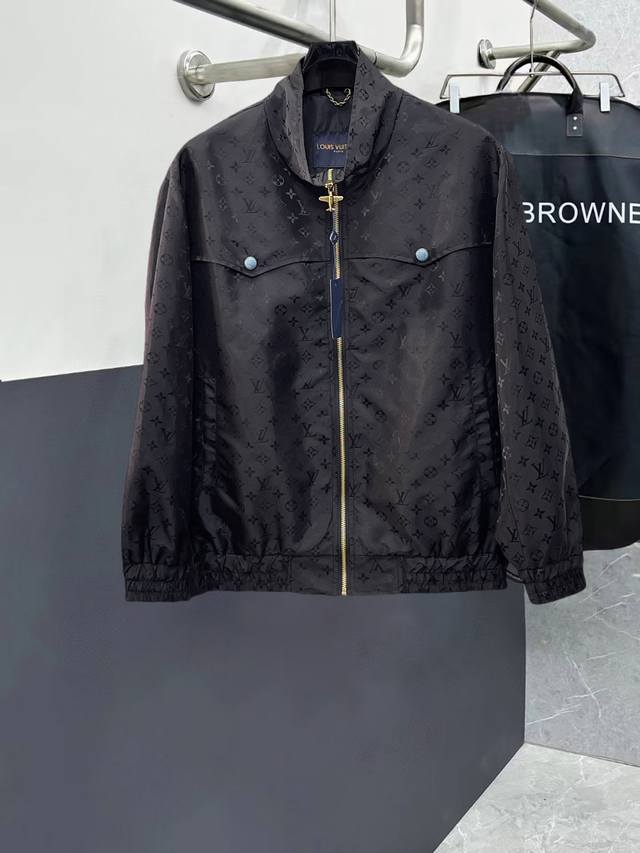 路易威登Lv 高品质2025春季新款夹克外套，秀场新品品相非常完美，记忆面料舒适保暖，三标齐全，色泽饱满诱人，非常出彩的设计，轻松将时髦感进阶，做工极为考究严谨