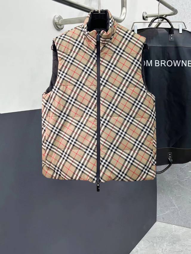 巴宝莉 Bbr 24Fw格纹两面穿羽绒棉加厚棉服马甲 这款背心采用双面两穿设计，一面是经典格纹，另一面则是点缀有品牌马术骑士徽标 Ekd 贴花的纯色设计。这种设
