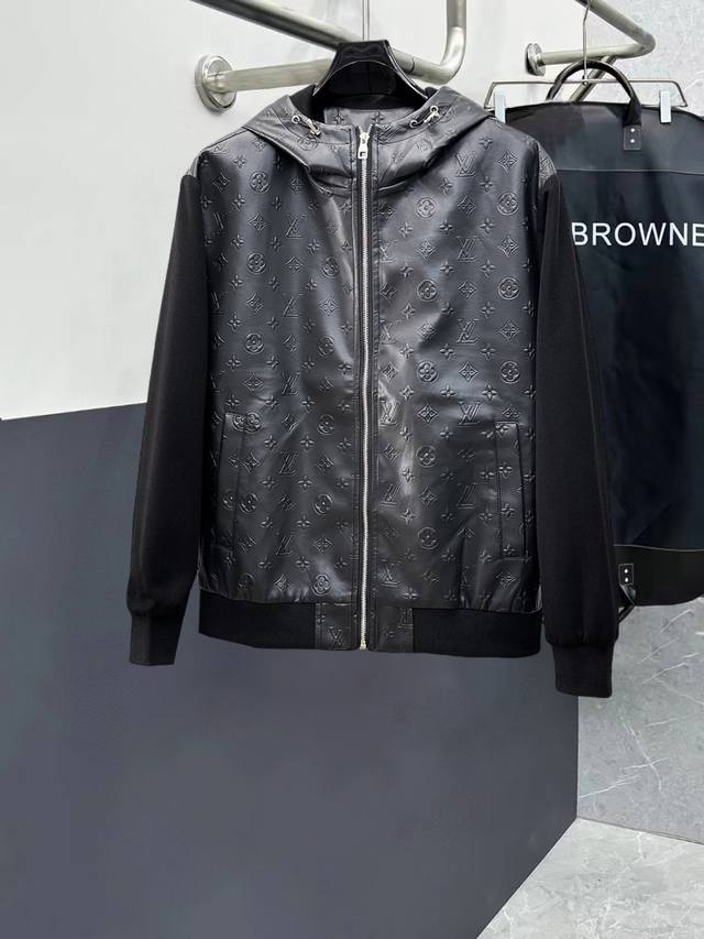 路易威登Lv 高品质2025春季新款夹克外套，秀场新品品相非常完美，记忆面料舒适保暖，三标齐全，色泽饱满诱人，非常出彩的设计，轻松将时髦感进阶，做工极为考究严谨