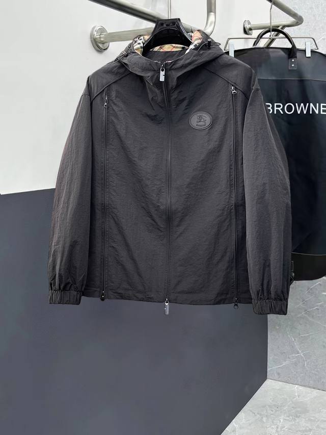 巴宝莉 高品质2025春季新款夹克外套，秀场新品品相非常完美，记忆面料舒适保暖，三标齐全，色泽饱满诱人，非常出彩的设计，轻松将时髦感进阶，做工极为考究严谨，走线