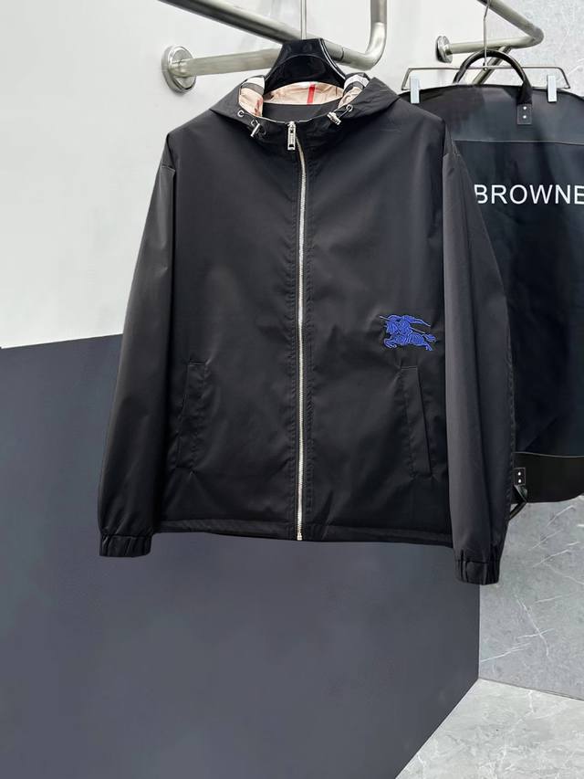 巴宝莉 高品质2025春季新款夹克外套，秀场新品品相非常完美，记忆面料舒适保暖，三标齐全，色泽饱满诱人，非常出彩的设计，轻松将时髦感进阶，做工极为考究严谨，走线