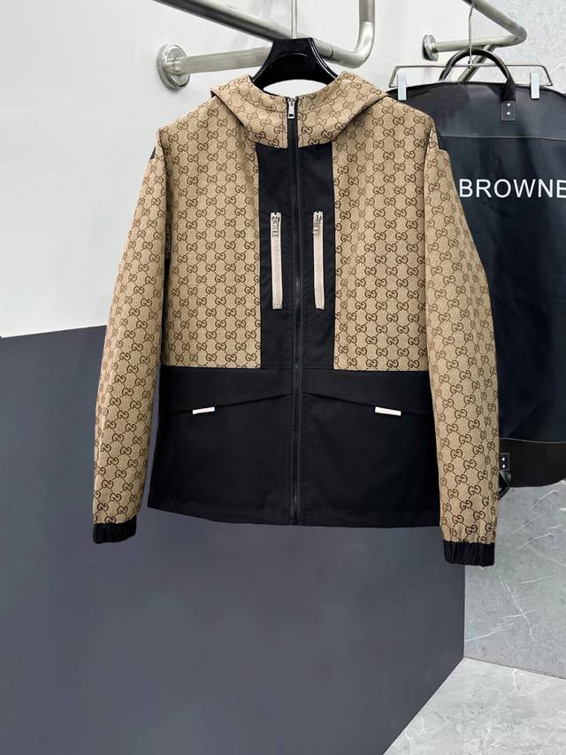 古驰 高品质2025春季新款夹克外套，秀场新品品相非常完美，记忆面料舒适保暖，三标齐全，色泽饱满诱人，非常出彩的设计，轻松将时髦感进阶，做工极为考究严谨，走线工