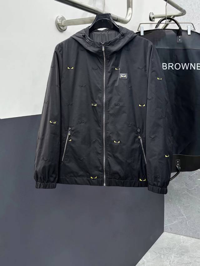 芬迪 高品质2025春季新款夹克外套，秀场新品品相非常完美，记忆面料舒适保暖，三标齐全，色泽饱满诱人，非常出彩的设计，轻松将时髦感进阶，做工极为考究严谨，走线工