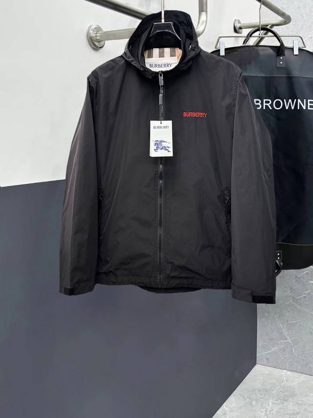 巴宝莉 高品质2025春季新款夹克外套，秀场新品品相非常完美，记忆面料舒适保暖，三标齐全，色泽饱满诱人，非常出彩的设计，轻松将时髦感进阶，做工极为考究严谨，走线