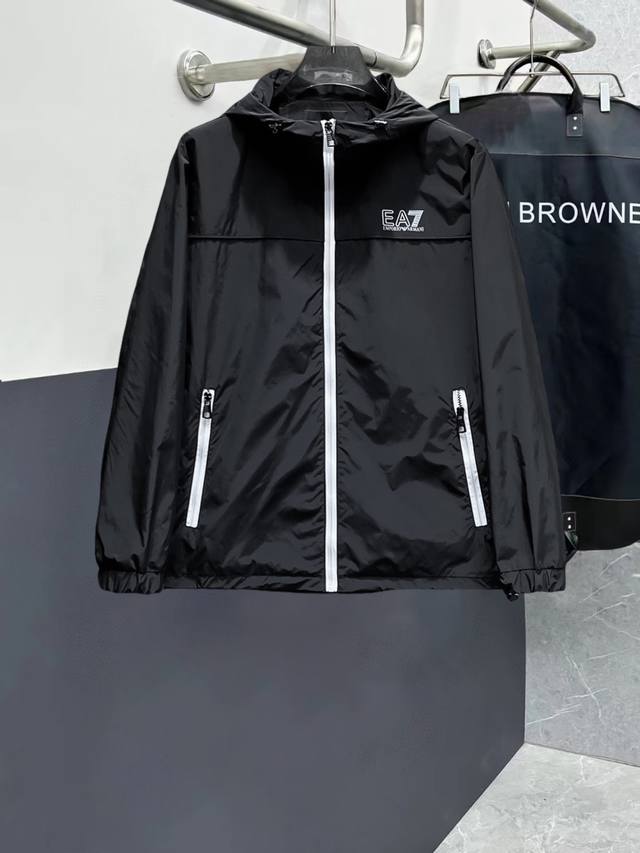 阿玛尼 高品质2025春季新款夹克外套，秀场新品品相非常完美，记忆面料舒适保暖，三标齐全，色泽饱满诱人，非常出彩的设计，轻松将时髦感进阶，做工极为考究严谨，走线