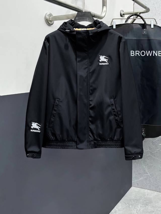 巴宝莉 高品质2025春季新款夹克外套，秀场新品品相非常完美，记忆面料舒适保暖，三标齐全，色泽饱满诱人，非常出彩的设计，轻松将时髦感进阶，做工极为考究严谨，走线