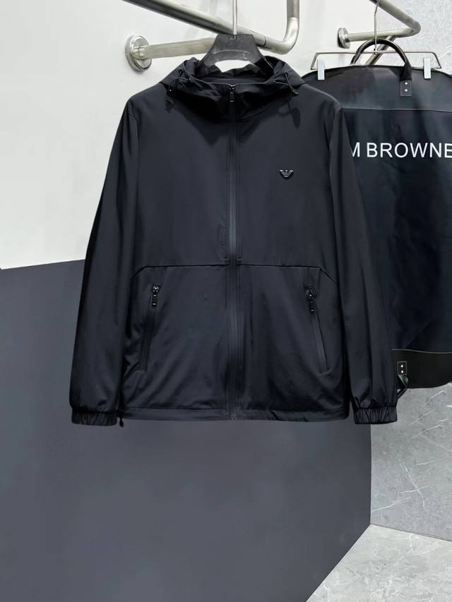 阿玛尼 高品质2025春季新款夹克外套，秀场新品品相非常完美，记忆面料舒适保暖，三标齐全，色泽饱满诱人，非常出彩的设计，轻松将时髦感进阶，做工极为考究严谨，走线