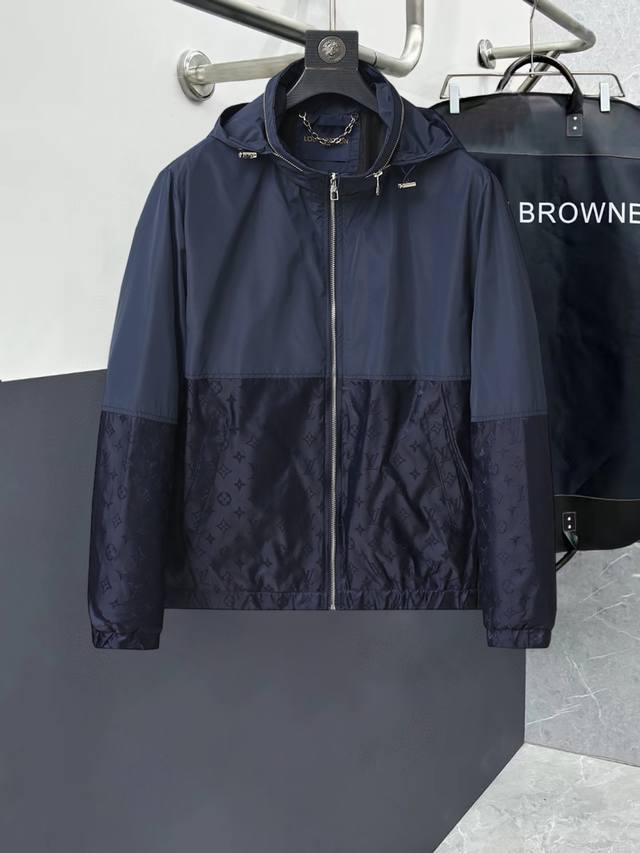 路易威登Lv 高品质2025春季新款夹克外套，秀场新品品相非常完美，记忆面料舒适保暖，三标齐全，色泽饱满诱人，非常出彩的设计，轻松将时髦感进阶，做工极为考究严谨