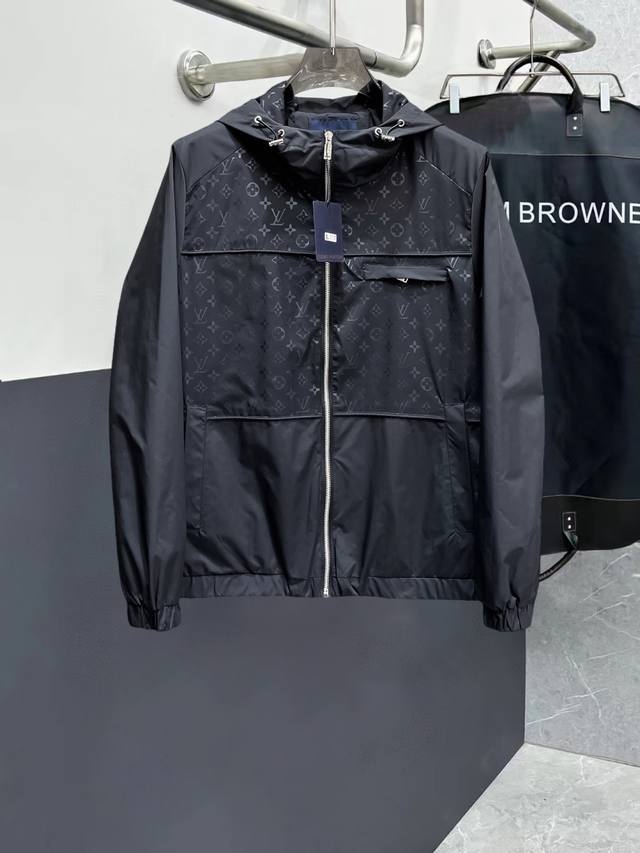 路易威登Lv 高品质2025春季新款夹克外套，秀场新品品相非常完美，记忆面料舒适保暖，三标齐全，色泽饱满诱人，非常出彩的设计，轻松将时髦感进阶，做工极为考究严谨