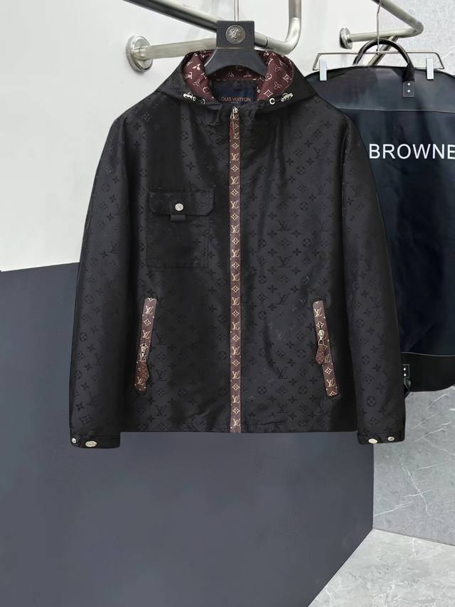 路易威登Lv 高品质2025春季新款夹克外套，秀场新品品相非常完美，记忆面料舒适保暖，三标齐全，色泽饱满诱人，非常出彩的设计，轻松将时髦感进阶，做工极为考究严谨